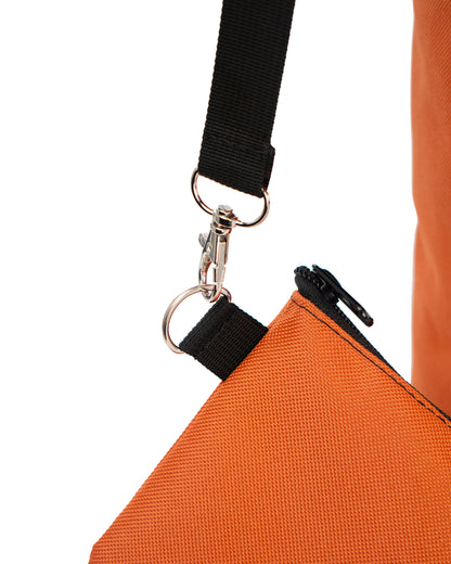 Detailaufnahme Bob Skandinavien Orange Organizer von Spleen Berlin – hochwertige Materialien und klare Linien.“
