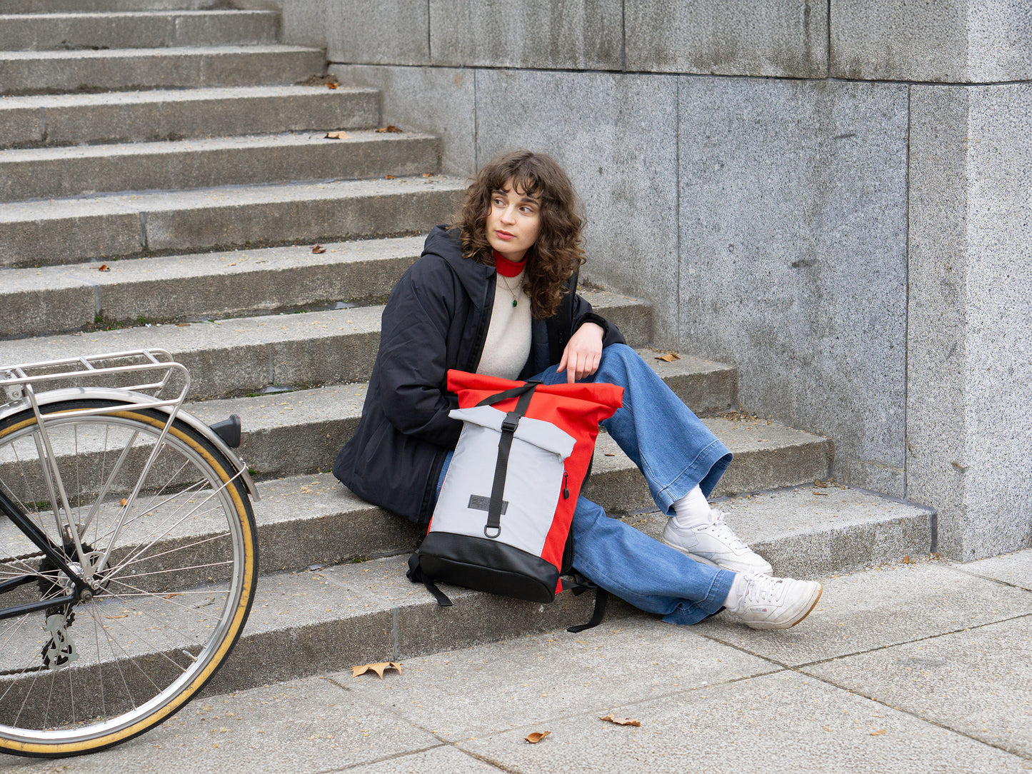 Spleen Berlin 2in1 Rucksack und Fahrradrucsack Bob Red Glow  im Größenvergleich – getragen von Person, zeigt kompakten Alltagslook mit 30 Liter Volumen