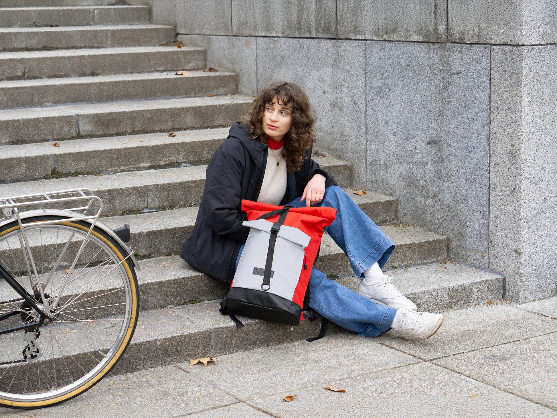 Spleen Berlin 2in1 Rucksack und Fahrradrucsack Bob Red Glow  im Größenvergleich – getragen von Person, zeigt kompakten Alltagslook mit 30 Liter Volumen