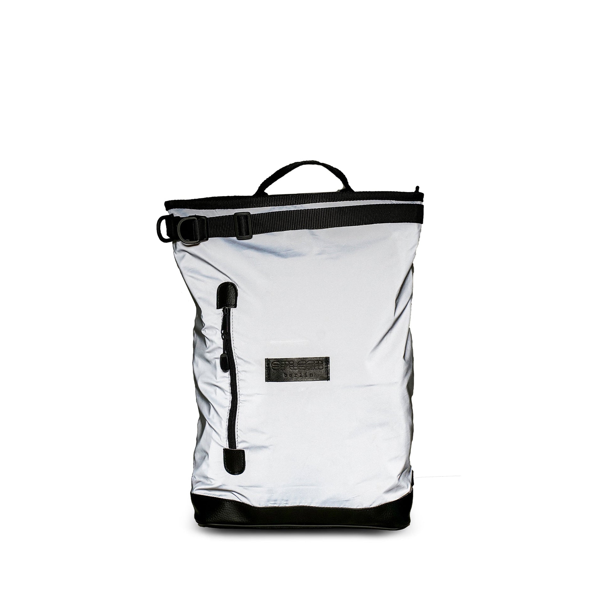 Fahrradrucksack Liz Small Glow von Spleen Berlin in reflektierendem Design – kompakt, urban und sicher bei Nacht.
Veganer, wasserabweisender Stoff  – nachhaltig gefertigt in Europa von Spleen Berlin.