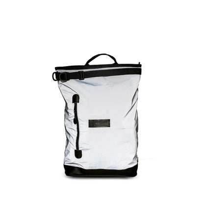 Fahrradrucksack Liz Small Glow von Spleen Berlin in reflektierendem Design – kompakt, urban und sicher bei Nacht.
Veganer, wasserabweisender Stoff  – nachhaltig gefertigt in Europa von Spleen Berlin.