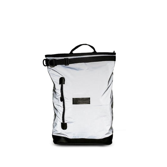 Fahrradrucksack Liz Small Glow von Spleen Berlin in reflektierendem Design – kompakt, urban und sicher bei Nacht.
Veganer, wasserabweisender Stoff  – nachhaltig gefertigt in Europa von Spleen Berlin.