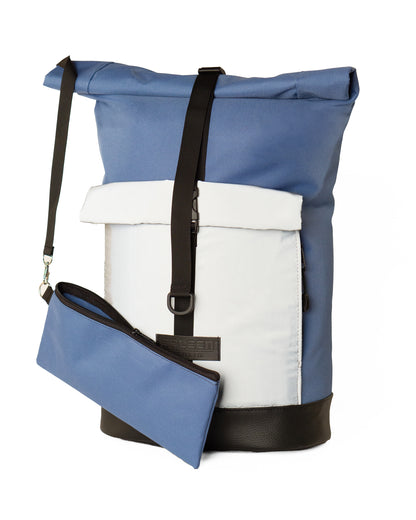 Detail des Cordura-Stoffs in Bob Ice Blue von Spleen Berlin – vegan, wasserabweisend, robustes Outdoor-Material Frontasche reflektierend mit Tasche zum aufbewahren der Fahrradhalterung im Größenvergleich –  Rolltop-Rucksack mit 30 Liter Volumen