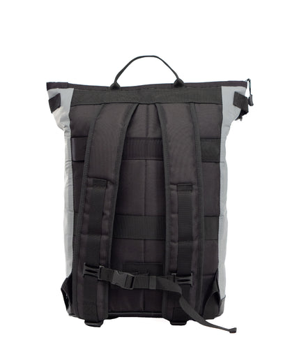 Rückenansicht des urbanen Fahrradrucksacks mit gepolsterten Trägern,r eflektierenden Elementen für mehr Sicherheit und integrierter Fahrradhalterung. ©Spleen Berlin