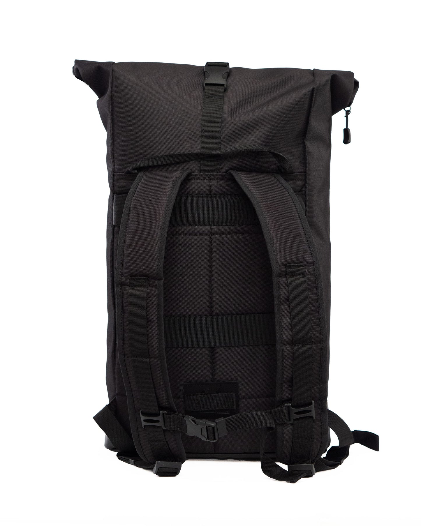 Bob Black Glow von Spleen Berlin in Rückenansicht mit praktischem 
Kofferband zur Befestigung am Trolley, ohne montiertes Fahrradsystem. Ideal für Reisen und den urbanen Alltag.
©Spleen Berlin