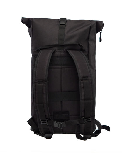 Bob Black Glow von Spleen Berlin in Rückenansicht mit praktischem 
Kofferband zur Befestigung am Trolley, ohne montiertes Fahrradsystem. Ideal für Reisen und den urbanen Alltag.
©Spleen Berlin