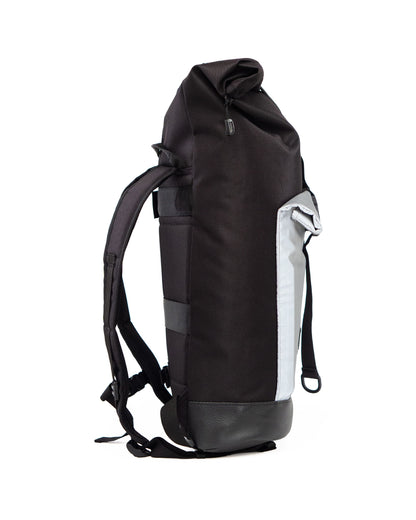 Bob Black Glow von Spleen Berlin in Seitenansicht mit ergonomisch gepolsterten, bequemen Schulterträgern für hohen Tragekomfort bei urbanen Fahrradfahrten. ©Spleen Berlin