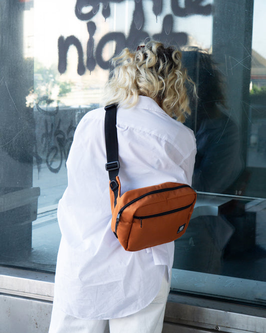 Crossbody-Bag Sunrise von Spleen Berlin – stylische Fahrrad- und Alltagstasche in skandinavischen Design, getragen von einer Frau im urbanen Stil. @Spleen Berlin