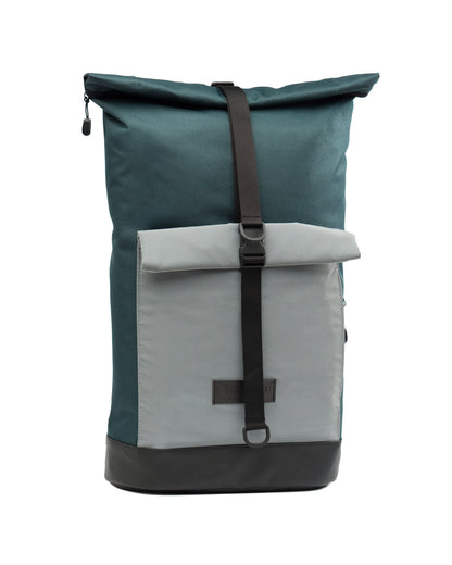 Bob Rucksack in Green Glow Vorderansicht mit Rolltop-Verschluss mit klarem, minimalistischem Design und reflektierender Fronttasche. 
© Spleen Berlin