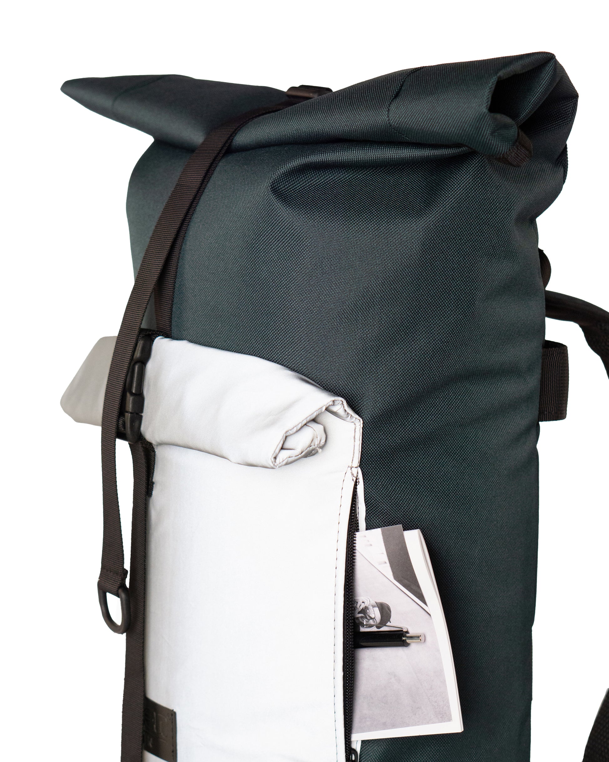 Detail des reflektierenden Cordura-Stoffs in Grün. Wasserabweisend, vegan und robust. © Spleen Berlin