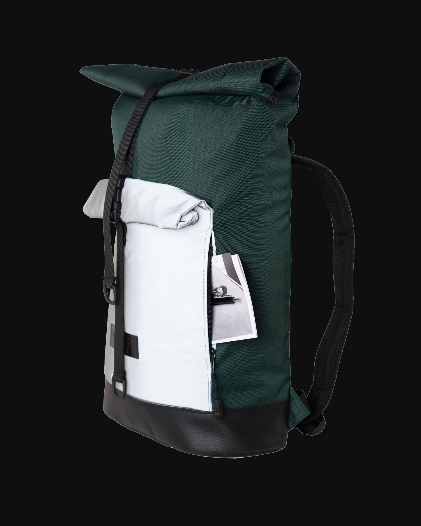 Bob Green Glow – seitliche Ansicht des nachhaltigen, reflektierenden Rolltop-Fahrradrucksacks aus Cordura. 
© Spleen Berlin