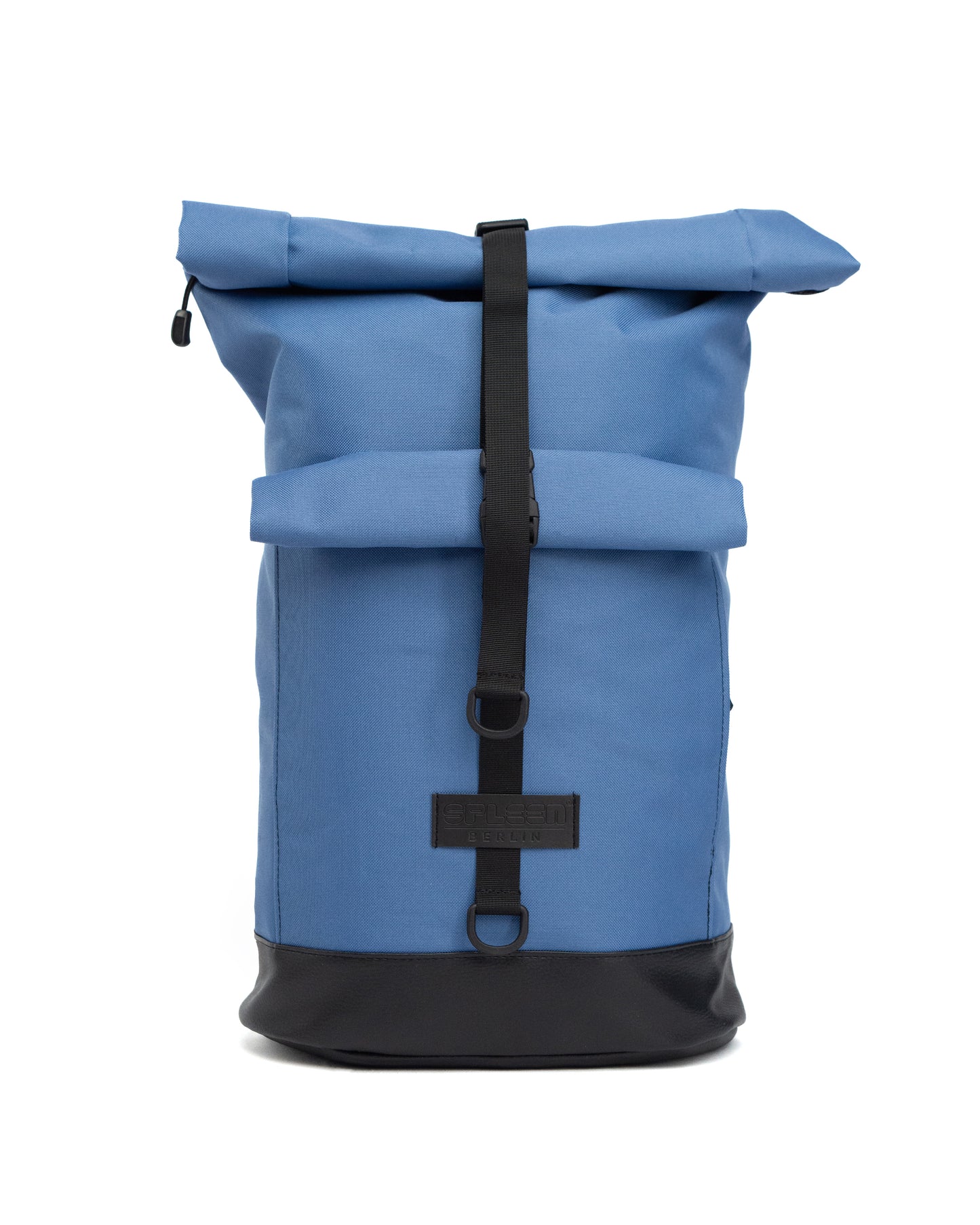 Vorderansicht des Bob - Ice Blue mit aufgesetzter Rolltop-Fronttasche, urbanes Design und praktische Details für den Alltag.  ©Spleen Berlin