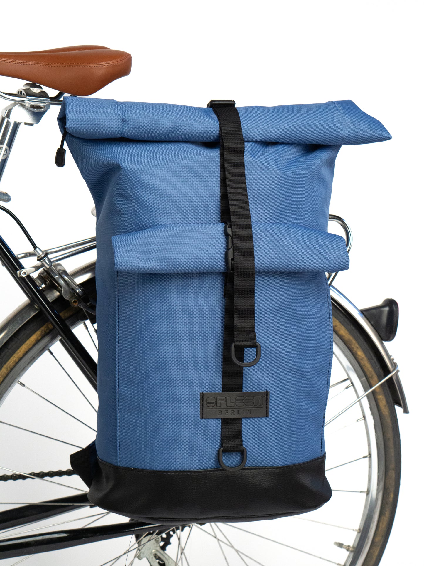 Bob - Ice Blue von Spleen Berlin als Fahrradtasche am Gepäckträger befestigt stylischer Rucksack und Fahrradtasche in einem, ideal für den urbanen Alltag. ©Spleen Berlin
