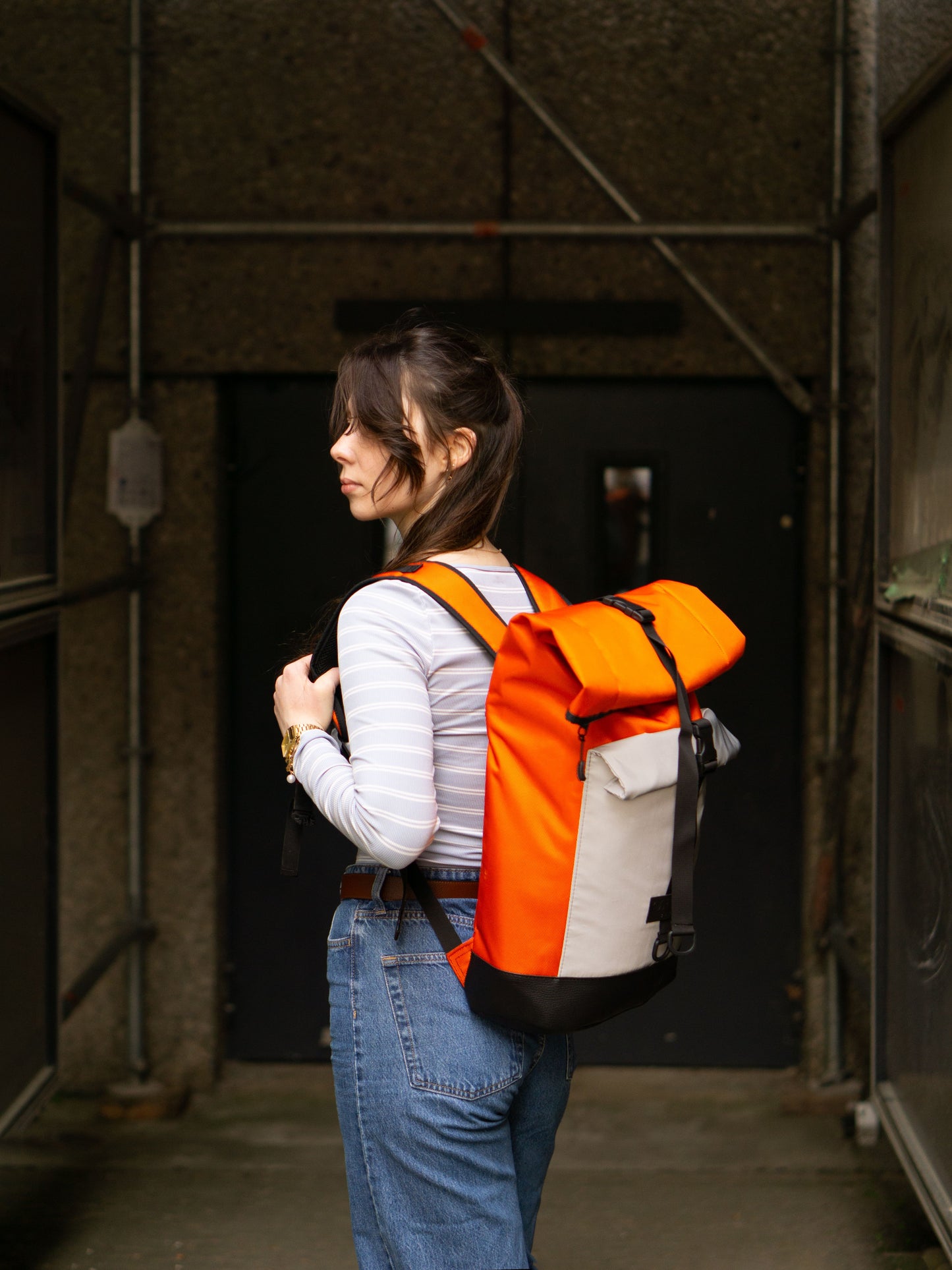 Frau mit Fahrradrucksack Bob Orange Glow auf dem Rücken. © Spleen Berlin