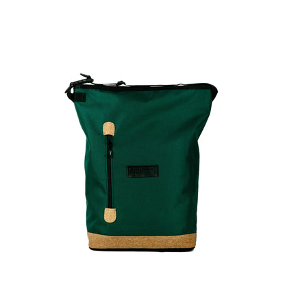 Kompakter Fahrradrucksack Liz Small in British Green von Spleen Berlin,in einem schlichten design ideal für urbane Radfahrer:innen handgemacht, funktional und stilvoll. ©Spleen Berlin