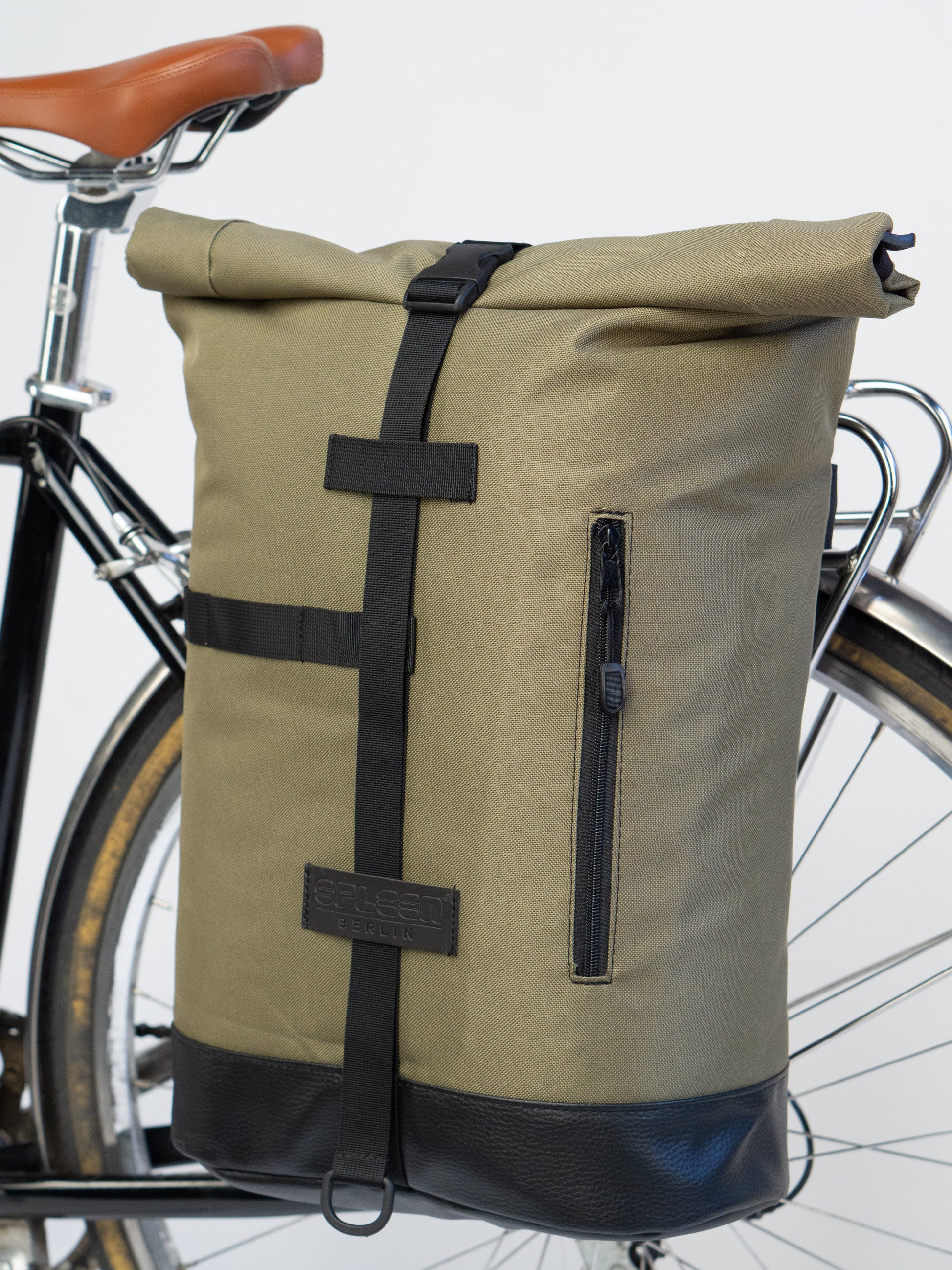 Fixie - Olive Fahrradrucksack von SpleenBerlin, sicher am Gepäckträger befestigt kombiniert stilvolles Design mit praktischer Fahrradhalterung für den urbanen Alltag. ©Spleen Berlin