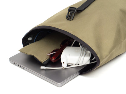 Fixie - Olive von Spleen Berlin in der Innenansicht, liegend geöffnet mit eingestecktem Laptop, Sonnenbrille und kleinem Täschchen. Viel Platz & durchdachte Organisation für unterwegs. ©Spleen Berlin