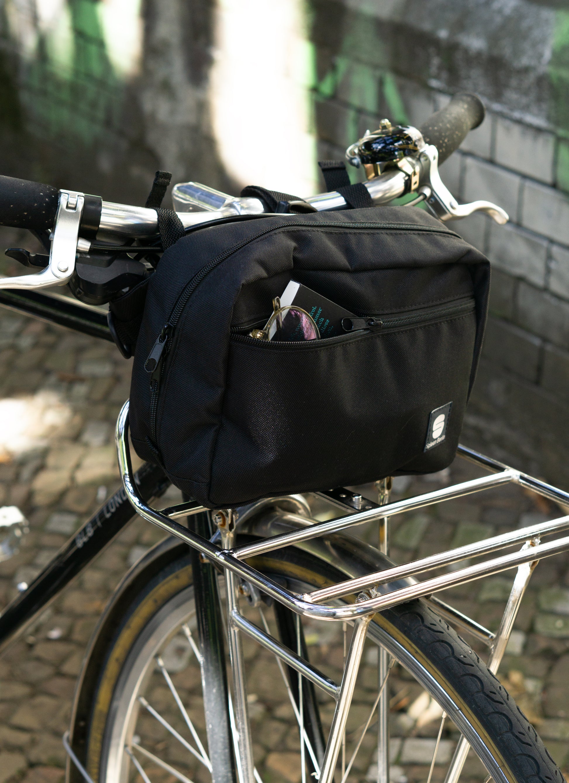 Crossbody & Lenkertasche Black von Spleen Berlin – wasserabweisende Umhängetasche (3,5 l) mit Frontfach, am Fahrradlenker befestigt. @Spleen Berlin