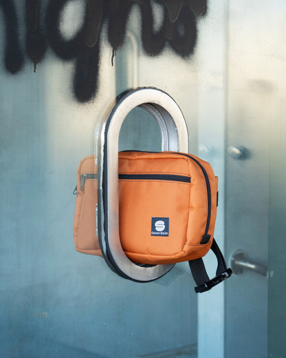 Crossbody & Lenkertasche Skandinavian-Orange von Spleen Berlin – auffällige, wasserabweisende Umhängetasche (3,5 l) mit Reißverschlussfach. @Spleen Berlin