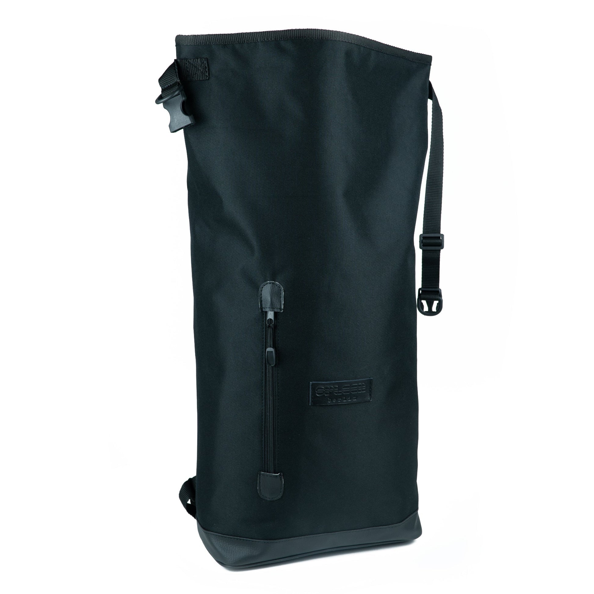 Offener Rucksack, wasserabweisender Rolltop-Verschluss der Liz Black Fahrradtasche – flexibel erweiterbar auf 27 Liter. Ein stilvolles City-Accessoire für Radfahrer:innen von Spleen Berlin. 
© Spleen Berlin
