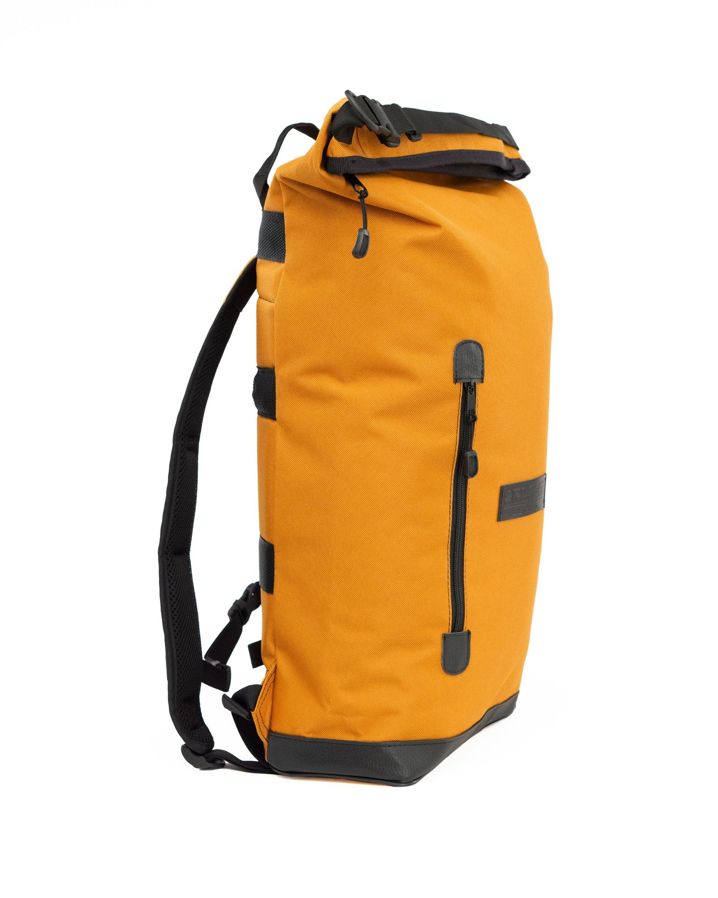 Seitenansicht von dem Fahrradrucksack Liz Curry von Spleen Berlin. Zu sehen sind de Träger und die vordere seitliche  Zippertasche. Schlichter veganer Rucksack perfekt fü
© Spleen Berlin Pendler:innen.