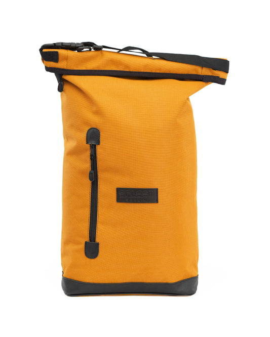 Spleen Berlin Rucksack Liz in Senfgelb – Vorderansicht mit Reißverschluss und Cordura mit Rolltop. Beschreibung: Zeigt die Vorderseite des Rucksacks mit dem markanten Reißverschluss und dem Verschluß
