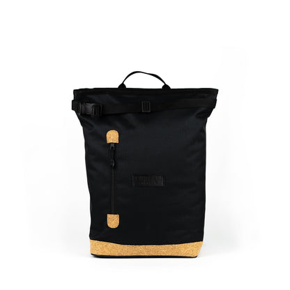 Fahrradrucksack Liz Small Black Kork von Spleen Berlin – Vorderansicht mit Vordertasche. Mit 22l Volumen ein praktischer Fahrradrucksack für die City. 