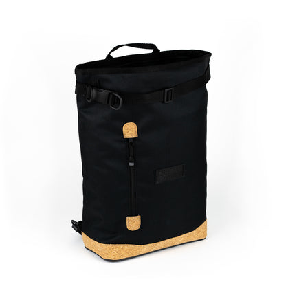 Seitenansicht des kleinen Rucksacks Liz Small Black Kork aus schwarzem nachhaltigem Cordura von Spleen Berlin.  Bequem als Rucksack genial als Fahrradtasche.