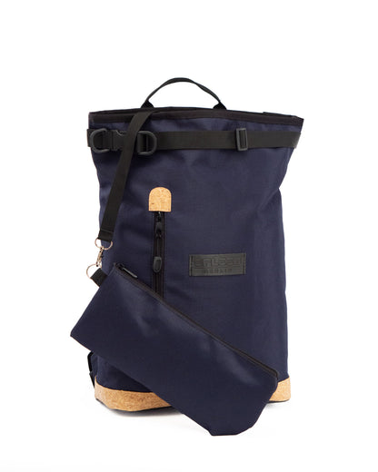 Veganer Rucksack Liz Small Blue Kork mit integrierter Gepäckträgerhalterung – für Citybikes geeignet. Zum Rad fahren oder shopping immer dabei.