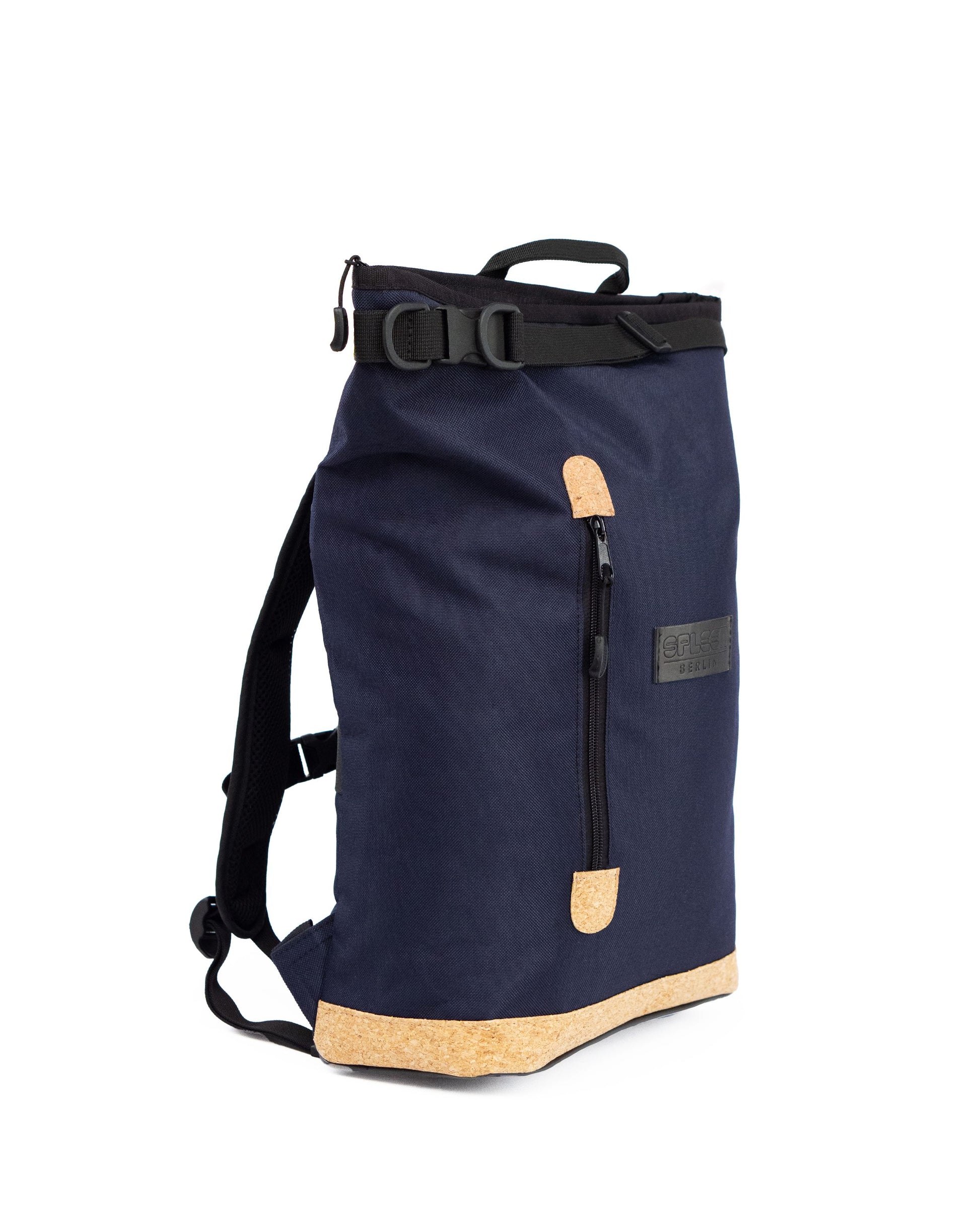 Nachhaltiger Rucksack aus Cordura – Liz Small Blue Kork für bewusste Fahrradpendler*innen. Seitenansicht mit bequem gepolsterten Trägern. 