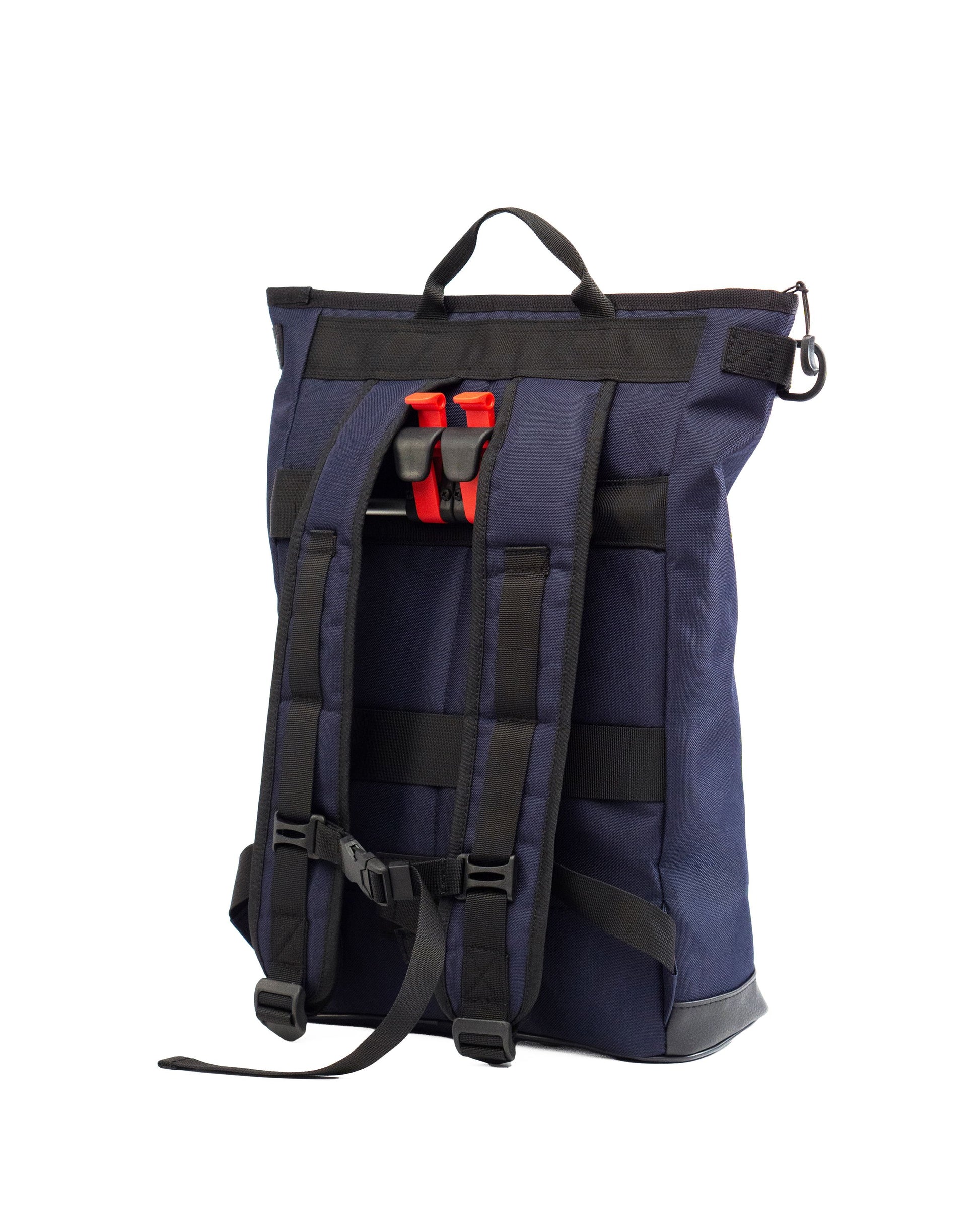 Veganer Rucksack Liz Small Blue mit integrierter Gepäckträgerhalterung – für Citybikes geeignet. Rückenansicht mit den polsterten Trägern und der eingesteckten Fahrradhalterung.© Spleen Berlin