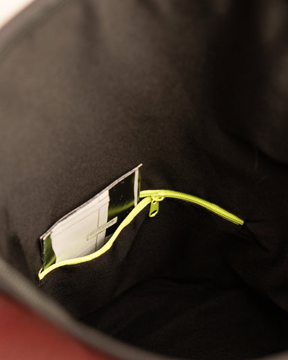 Innenansicht Fahrradrucksack von Spleen Berlin mit schwarzem Futter.  Innentasche mit Reissveschluss für den schnellen Zugriff ohne langes suchen. 
© Spleen Berlin