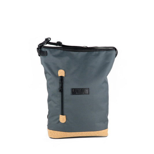 Vorderansicht- Rucksack Liz Small Grey Kork von Spleen Berlin – vegane Fahrradtasche für Damen und Herren. 
© Spleen Berlin