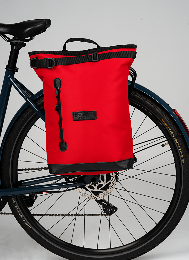 Der Fahrradrucksack Liz-Small Red ist schnell am Gepäckträger als Fahrradtasche zu befestigen. . © Spleen Berlin