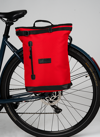 Der Fahrradrucksack Liz-Small Red ist schnell am Gepäckträger als Fahrradtasche zu befestigen. . © Spleen Berlin