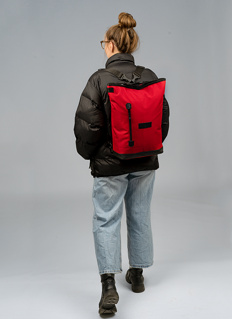 Liz small red, getragen von einer jungen Frau 165cm gross. Ein perfekter Fahrradrucksack  für Schule oder Büro aus strapazierfähigem Cordura. 
©Spleen Berlin
