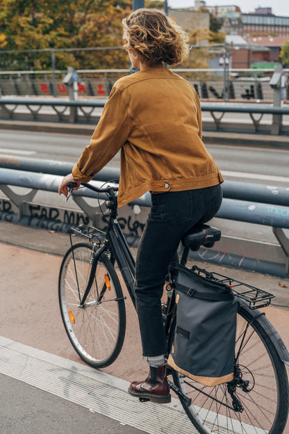 Spleen Berlin Rucksack Liz Small Grey – vielseitig nutzbar als Rucksack und Gepäckträgertasche. Hier am hinteren Gepäckträger mit einfachen Hangriffen befestigt.