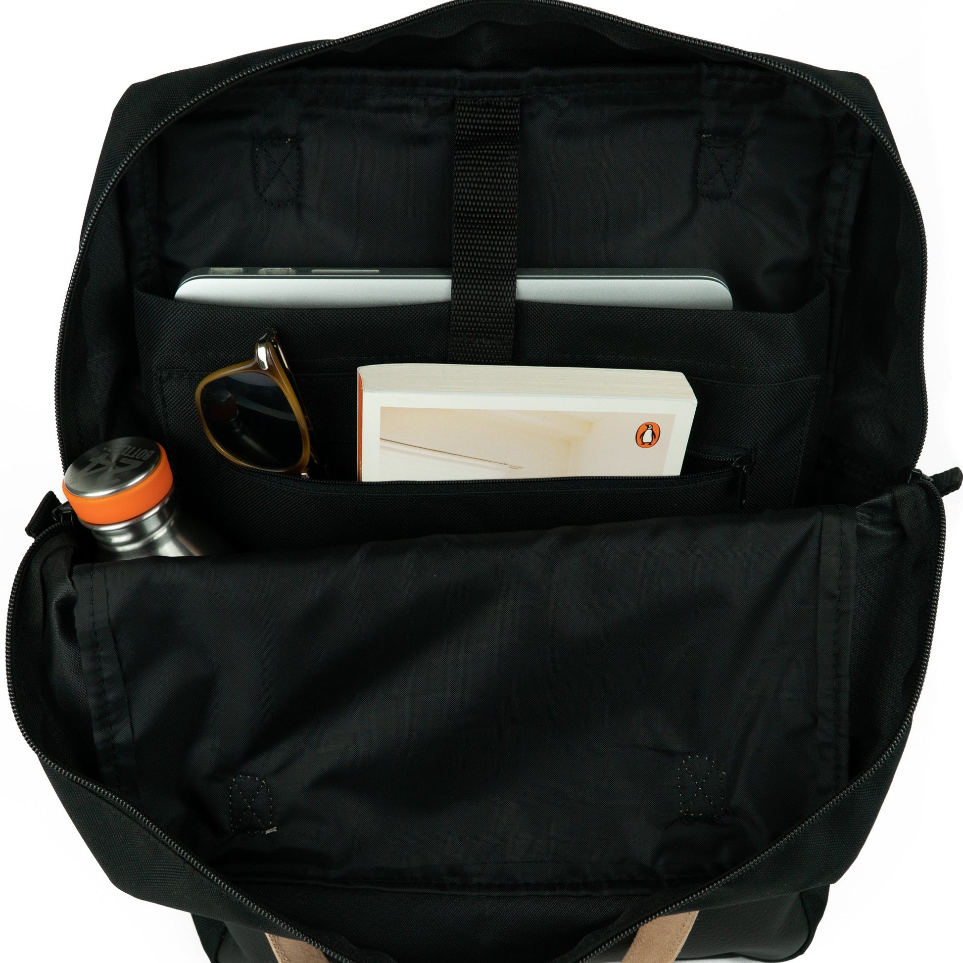 Lu Natur Rucksack mit gepolstertem Laptopfach – sicherer Transport für 13-15 Zoll Laptops. elegantes, urbanes Design für umweltbewusste Radfahrer. Recycelbarem Rucksack -Fahrradtasche -Fahrradtasche von Spleen Berlin.