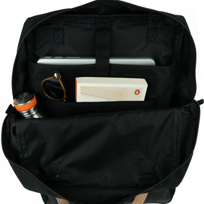 Lu Natur Rucksack mit gepolstertem Laptopfach – sicherer Transport für 13-15 Zoll Laptops. elegantes, urbanes Design für umweltbewusste Radfahrer. Recycelbarem Rucksack -Fahrradtasche -Fahrradtasche von Spleen Berlin.