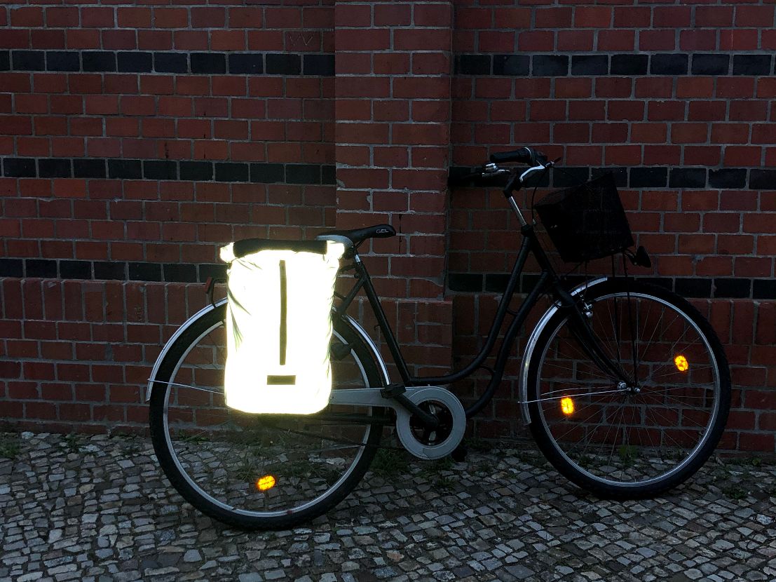 Stylischer Fahrradrucksack Neo Glow befestigt am Fahrrad. Ideal in der Stadt – Reflektierendes Material sorgt für Sicherheit.