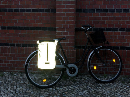 Stylischer Fahrradrucksack Neo Glow befestigt am Fahrrad. Ideal in der Stadt – Reflektierendes Material sorgt für Sicherheit.