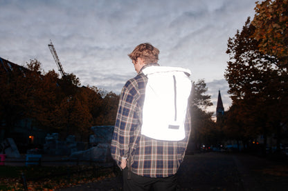 Spleen Berlin - Wasserabweisender Fahrradrucksack Neo Glow im Outdoor-Einsatz – schützt Inhalt bei Regen und Nässe, reflektiert bei Dunkelheit