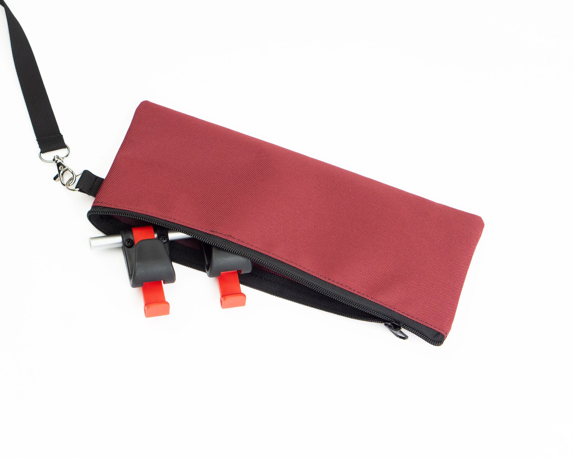 Kleines Täschchen in Bordeaux mit eingesteckter Fahrradhalterung, fair produziert passend zum Fahrradrucksack von Spleen Berlin passend zu den Fahrradrucksäcken von Spleen Berlin. ©Spleen Berlin