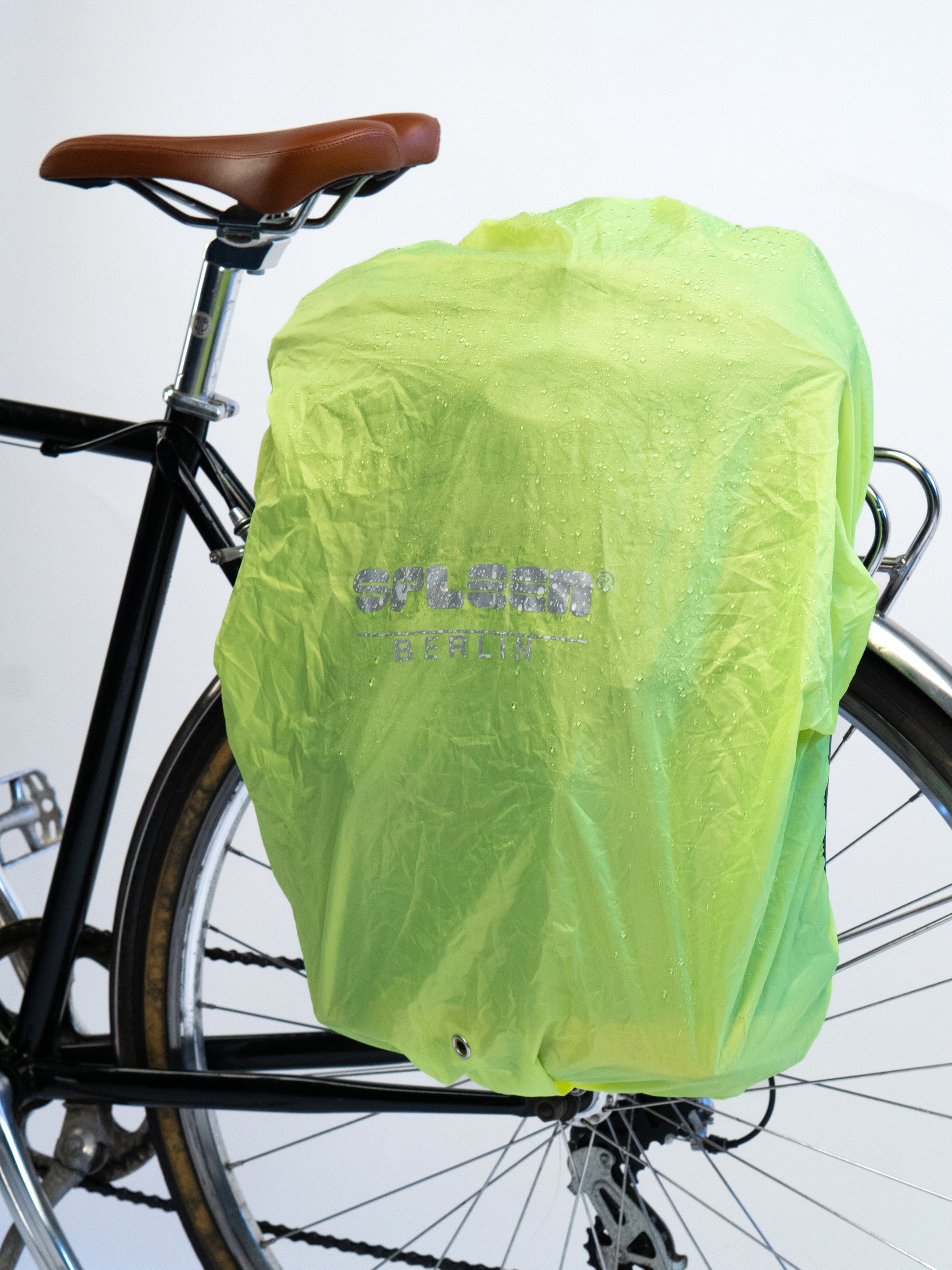 Neongelber wasserdichter Regenschutz von Spleen Berlin für den Fahrradrucksack  30l am Fahrrad befestigt