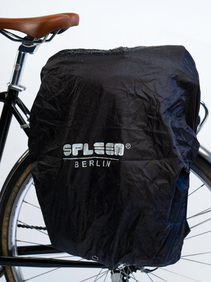 schwarzer Regenschutz mit reflektierendem Aufdruck von Spleen  Berlin für Fahrradtaschen und Rucksaecke  befestigt am Fahrrad.