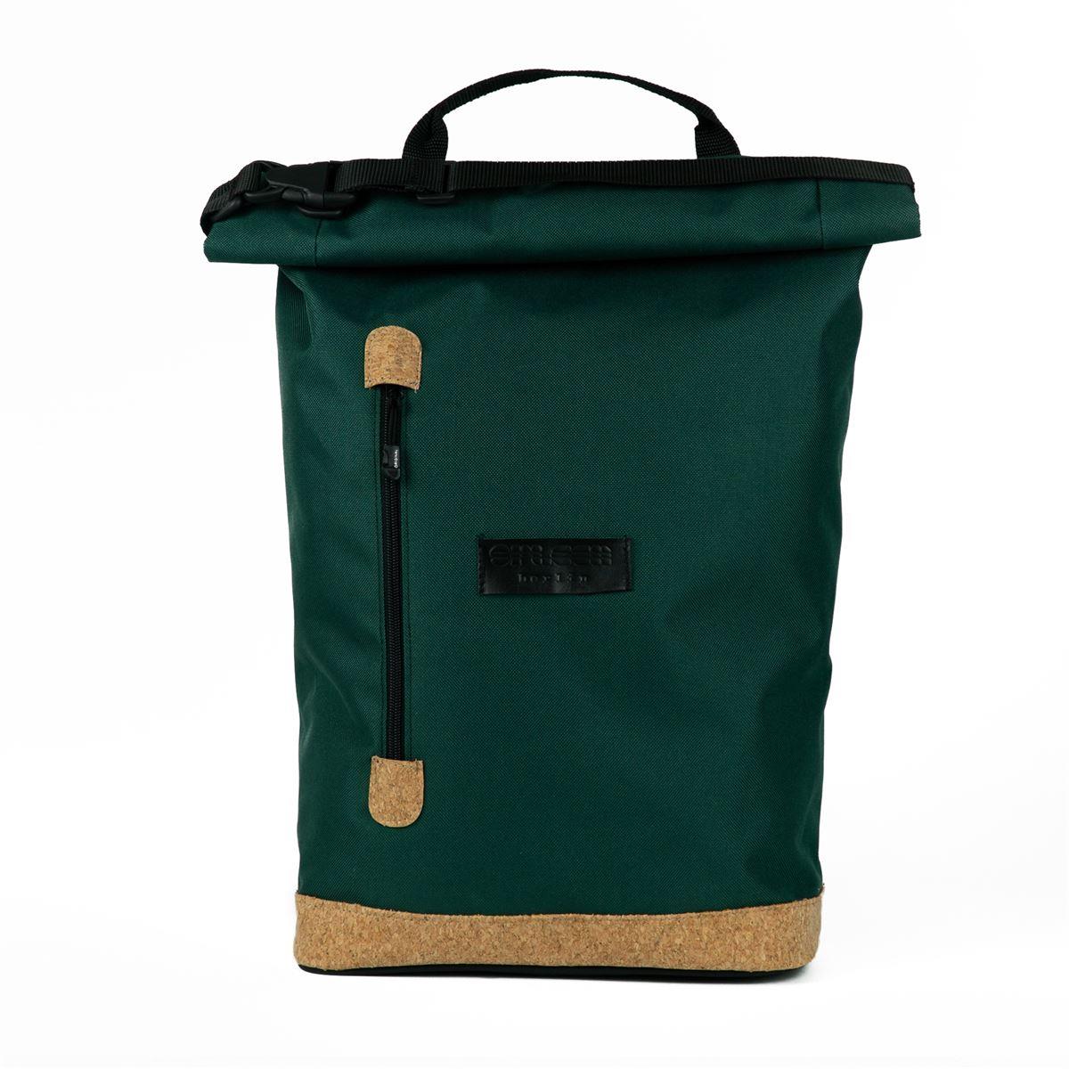 Liz Rucksack in British Green, Frontansicht mit Reißverschlussfach für schnellen Zugriff, verschlossen mit robustem Zipper und verstärktem Boden mit Kork-Applikationen ideal für den urbanen Alltag.
©Spleen Berlin