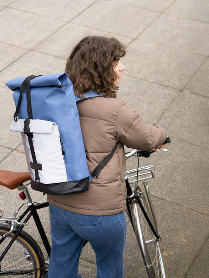 Seitenansicht Bob Ice Blue Glow – reflektierender Fahrradrucksack mit klarem Design und nachhaltiger Herstellung designt in Berlin