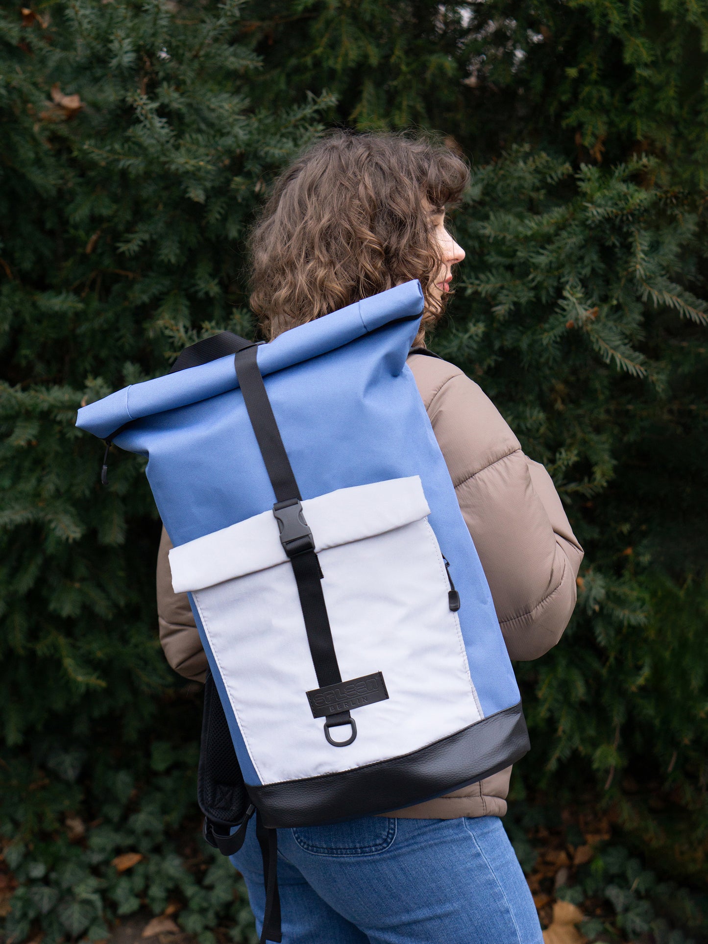 Person trägt den Bob Ice Blue Rucksack – urbaner Style mit funktionalem Fahrradfeature im Größenvergleich von Spleen Berlin – getragen von Person mit 1,75 m Körpergröße. © Spleen Berlin