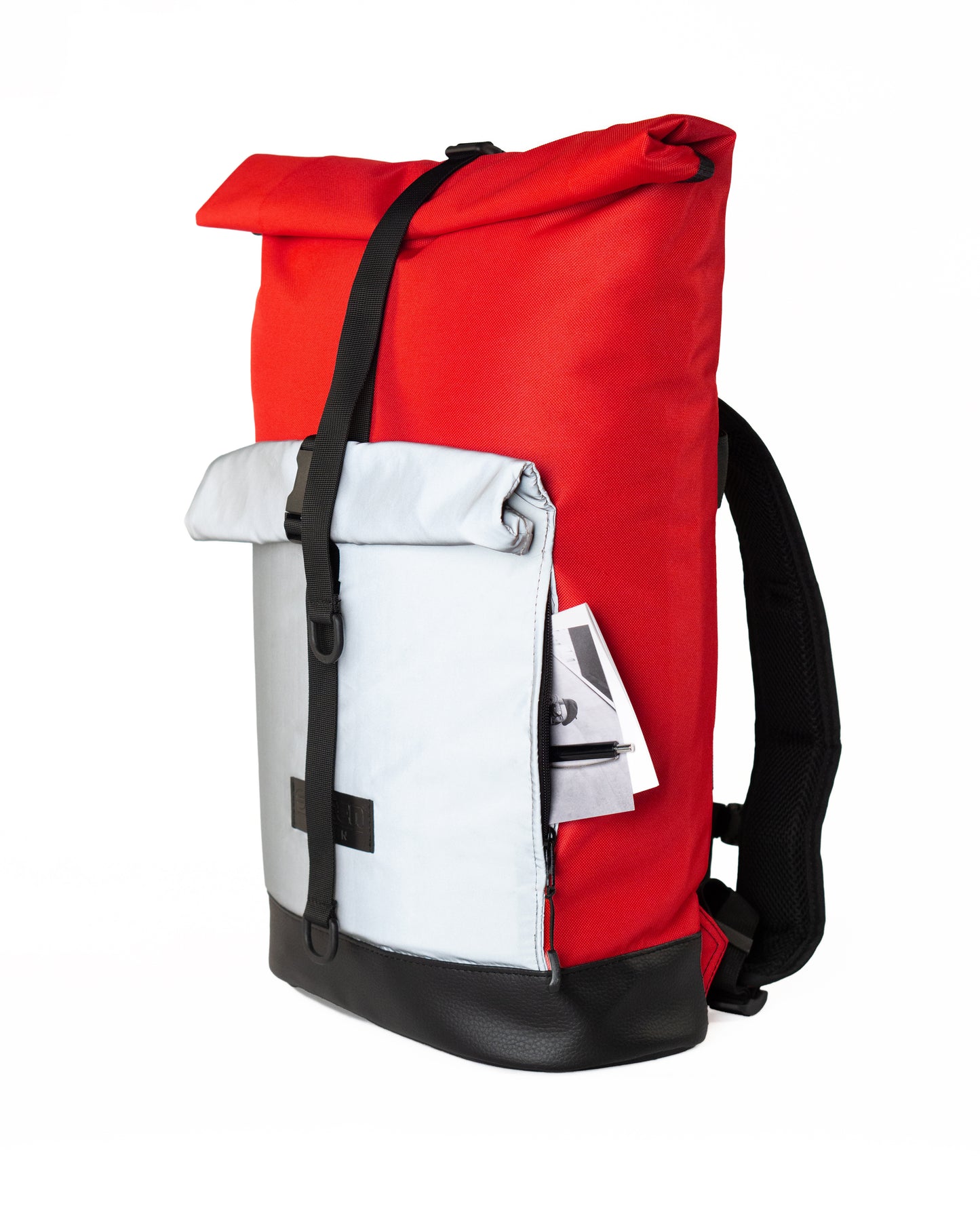 Bob Red Glow Rucksack von Spleen Berlin – Seitenansicht des reflektierenden, veganen Fahrradrucksacks mit urbanem Design leuchtet bei Dunkelheit mit Detailansicht der Reißverschlußtasche vorne