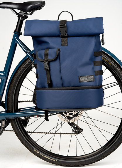 Rucksack und Fahrradrucksack Neil - Blue von Spleen Berlin sicher befestigt am Fahrradgepäckträger dank integrierter Halterung ideal für urbane Radfahrer:innen. Designed in Berlin, fair
produziert in Europa für einen flexiblen Alltag auf zwei Rädern. © Spleen Berlin